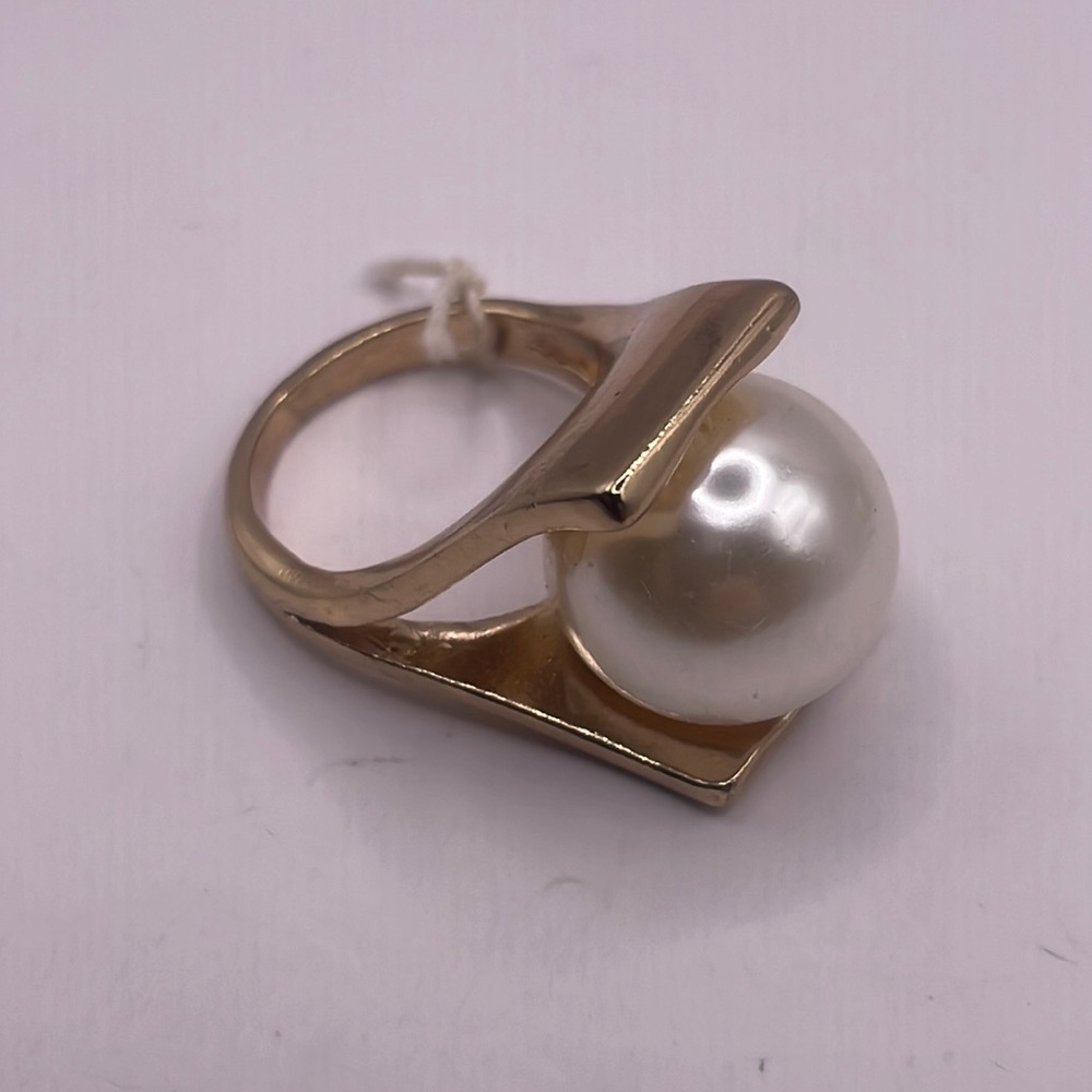 GoldTone large faux Pearl ring size 7